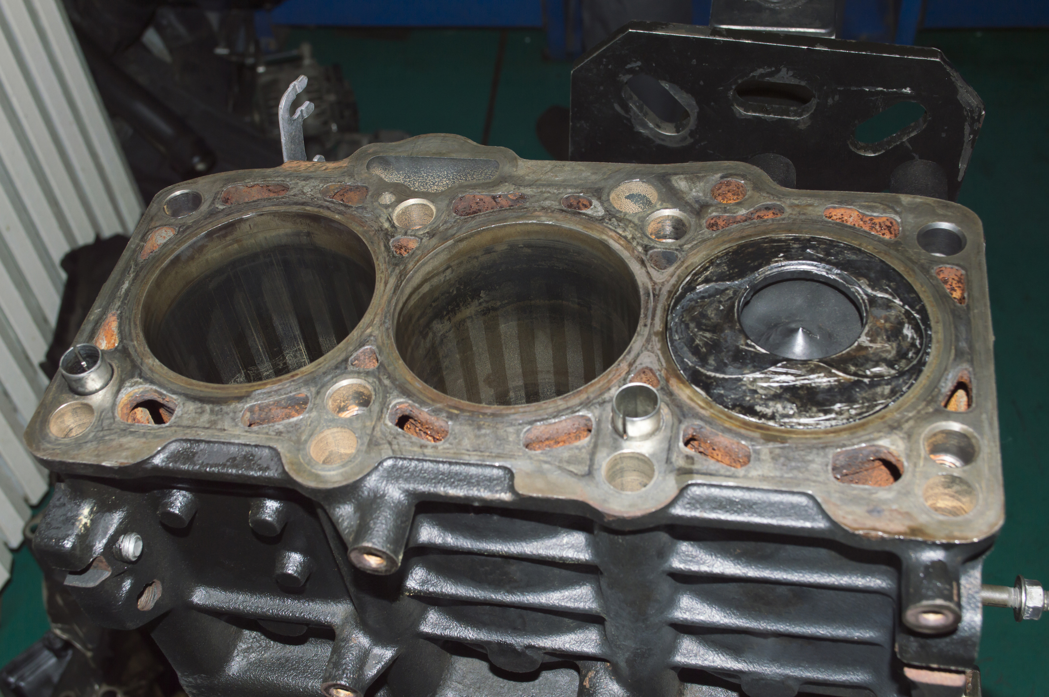 Top view of the cylinder block of a three-cylinder diesel engine with one piston.